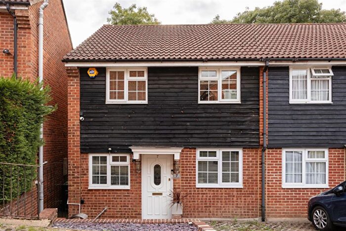 3 Bedroom Property For Sale In Meadow Close, Chingford, E4