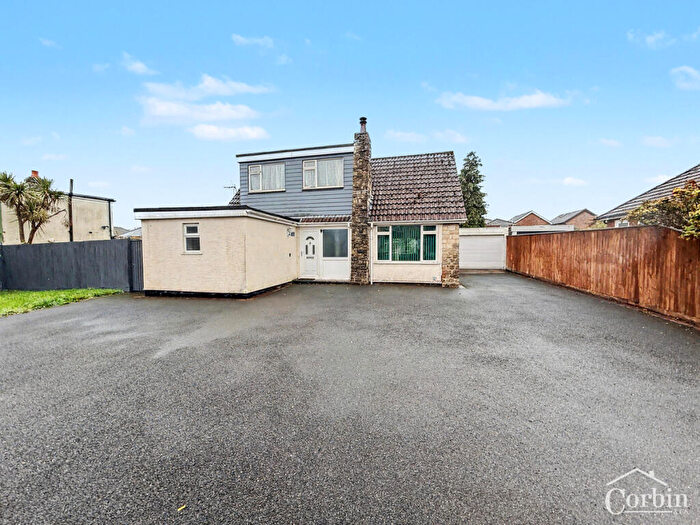 4 Bedroom Chalet For Sale In Heaton Road, Bournemouth, BH10