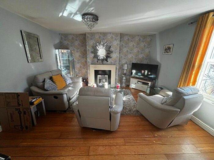 2 Bedroom Flat To Rent In Deacon Road, Widnes, WA8