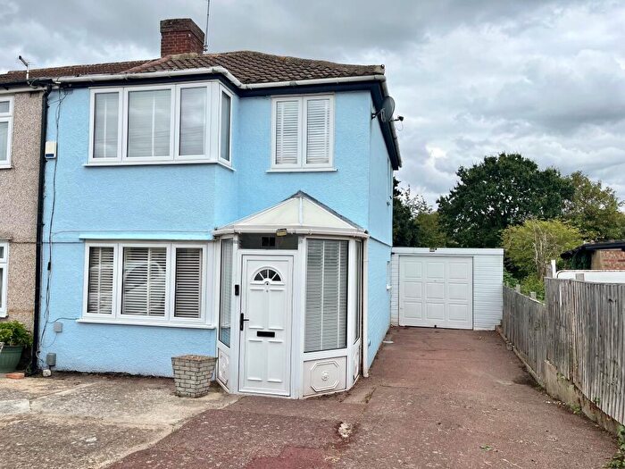 4 Bedroom End Of Terrace House For Sale In Eastbrook Drive, Rush Green, Romford, RM7