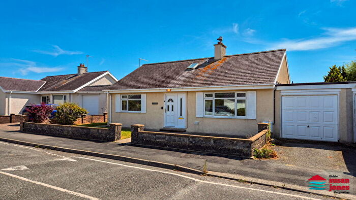 2 Bedroom Semi-Detached Bungalow For Sale In Lon Ceredigion, Pwllheli, LL53