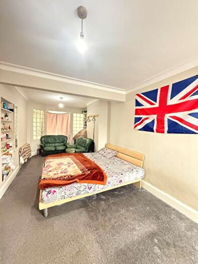 4 Bedroom Semi-Detached House For Sale In Balmoral Drive, Hayes, UB4