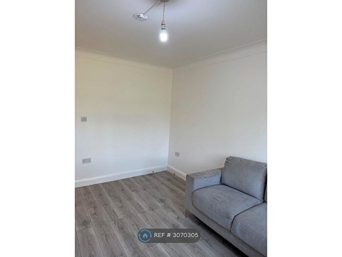 2 Bedroom Flat To Rent In Alexandra Avenue, Harrow, HA2