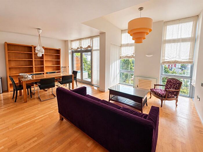 2 Bedroom Flat To Rent In Hunt Close, Holland Park, London, W11