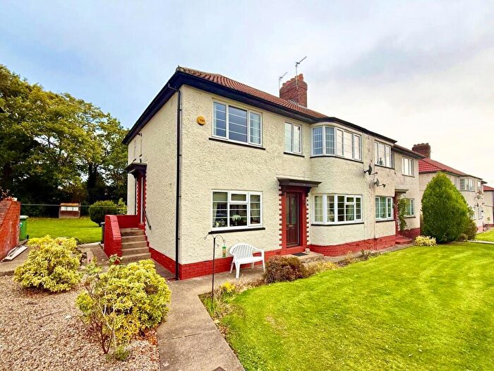 2 Bedroom Flat To Rent In Redesdale Gardens, Leeds, West Yorkshire, LS16