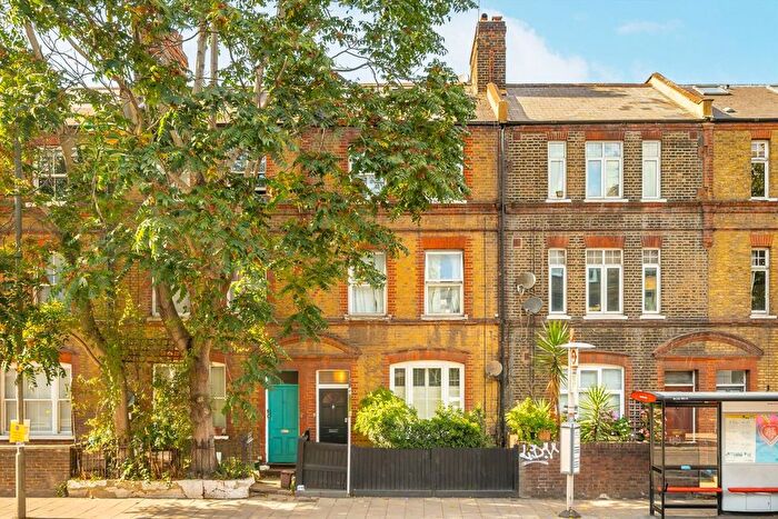 2 Bedroom Flat For Sale In Queenstown Road, Battersea, SW8