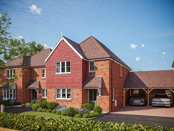 3 Bedroom Link Detached House For Sale In Mayflower Grove, Bramley, RG26
