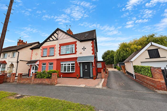 4 Bedroom Semi-Detached House For Sale In Anlaby Park Road South, Hull, HU4