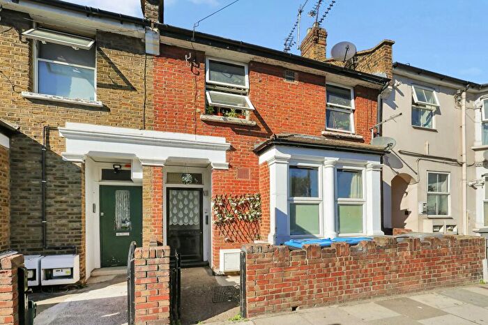 2 Bedroom Flat For Sale In Belton Road, London, NW2