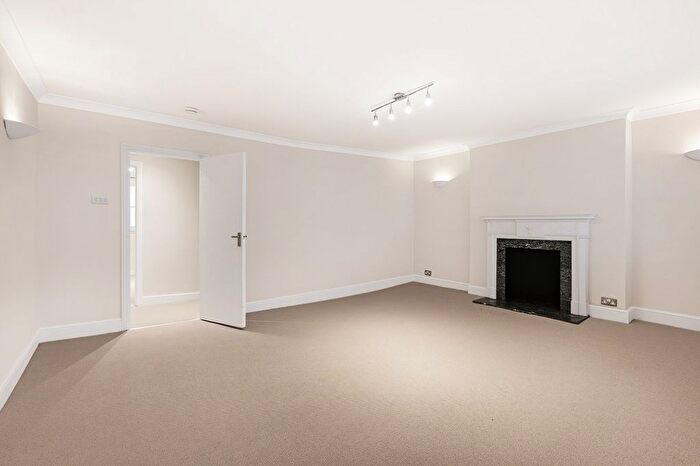 3 Bedroom Flat To Rent In Buckingham Palace Road, Victoria, London, SW1W