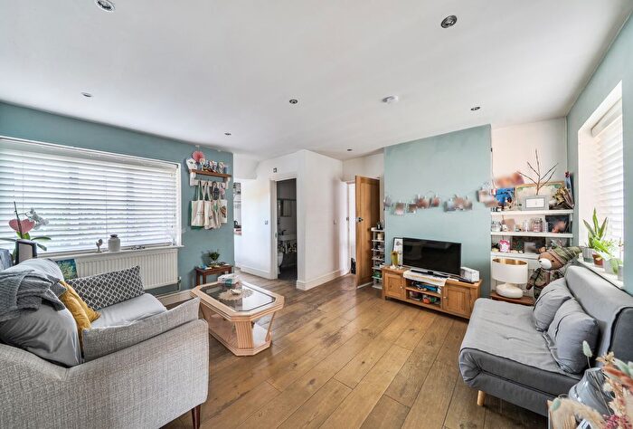2 Bedroom Maisonette For Sale In Roe Lane, Kingsbury, London, NW9