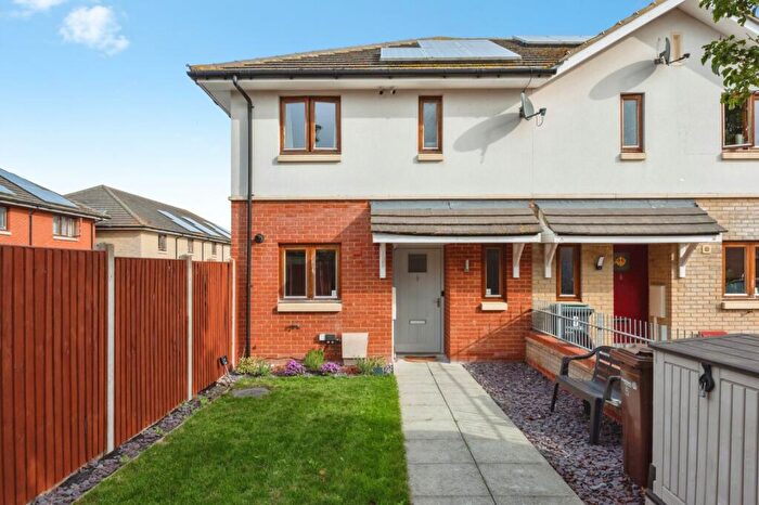 3 Bedroom End Of Terrace House For Sale In Raleigh Close, Gravesend, Kent, DA12