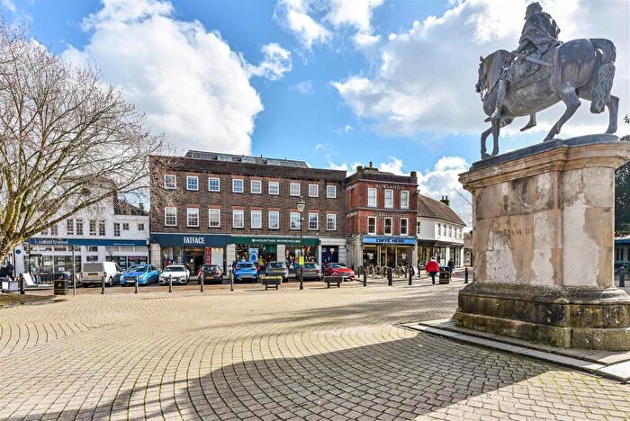 1 Bedroom Flat To Rent In The Square, Petersfield, Hampshire, GU32