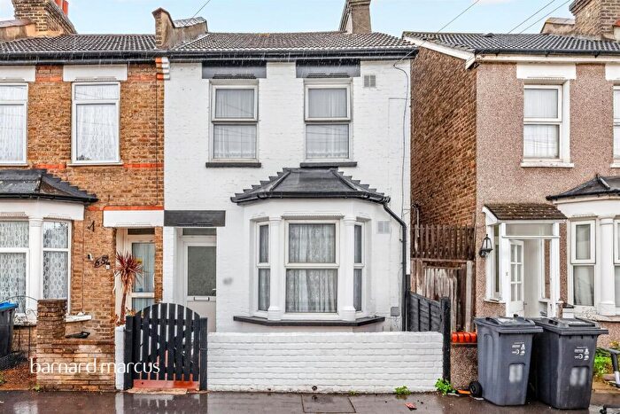 2 Bedroom Semi-Detached House For Sale In Hampton Road, Croydon, CR0