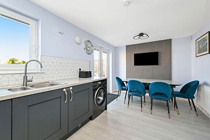 4 Bedroom Town House For Sale In Reeforts Avenue, Bilston, EH25