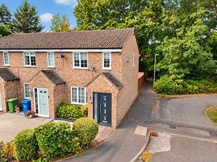 3 Bedroom End Of Terrace House For Sale In Severn Close, Sandhurst, Berkshire, GU47