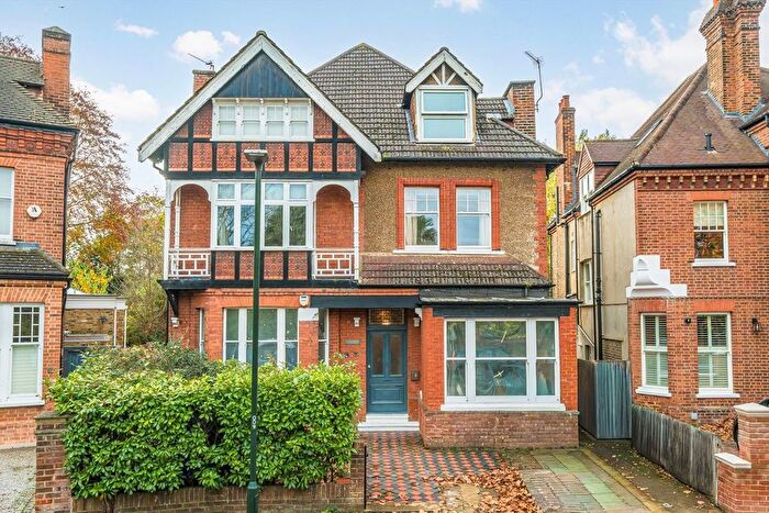 3 Bedroom Flat For Sale In Waldegrave Gardens, Twickenham, TW1
