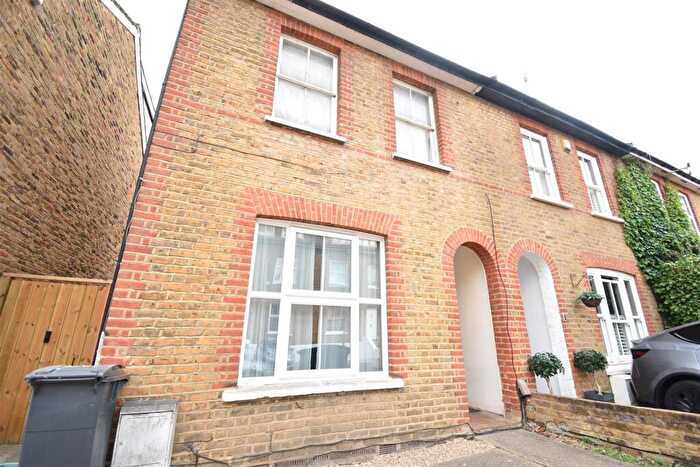 Flat To Rent In Cleaveland Road, Surbiton, KT6