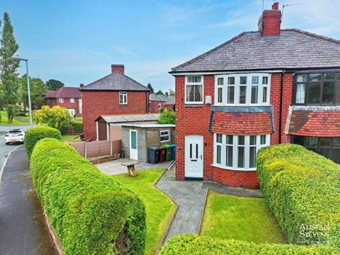 3 Bedroom Semi-Detached House For Sale In Lynton Avenue, Royton, OL2