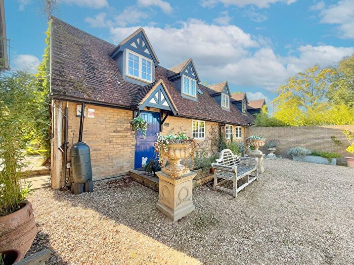3 Bedroom Semi-Detached House For Sale In Cozy Cottage, Crafton, LU7