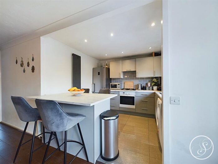 2 Bedroom Flat To Rent In Kingfisher Way, Leeds, LS17