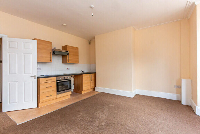 2 Bedroom Flat To Rent In High Street, Rushden, NN10