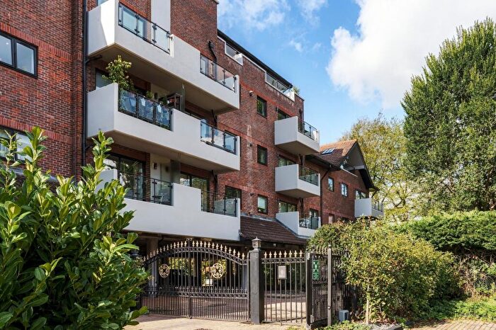 2 Bedroom Apartment For Sale In Ray Park Road, Maidenhead Riverside, Maidenhead, SL6