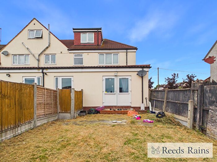 1 Bedroom Flat For Sale In The Drive, Collier Row, Romford, RM5
