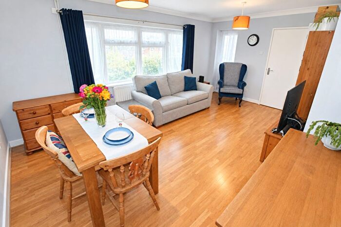 1 Bedroom Flat For Sale In Little Platt, Guildford, GU2