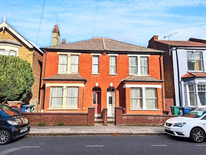 3 Bedroom Semi-Detached House For Sale In Salisbury Road, Barnet, EN5