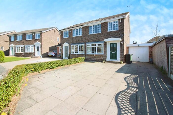 3 Bedroom Semi-Detached House For Sale In Moorgate Avenue, Kippax, Leeds, LS25