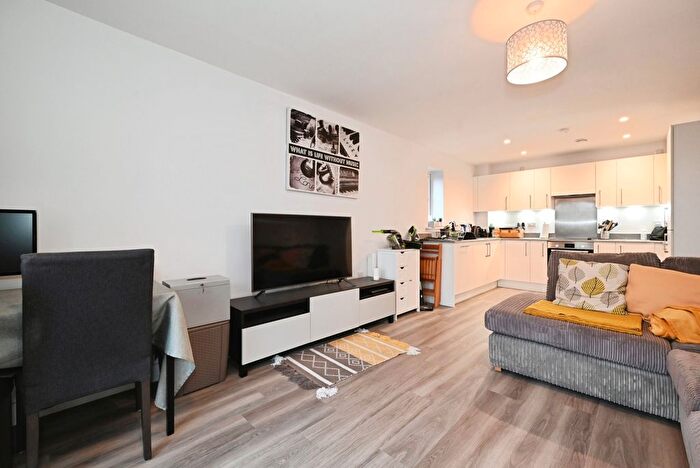 1 Bedroom Flat For Sale In Lockhart Drive, Wokingham, Berkshire, RG40