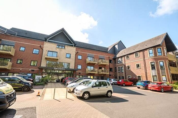 2 Bedroom Flat For Sale In Park Gardens, Banbury, OX16