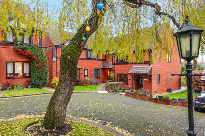 1 Bedroom Ground Maisonette For Sale In Yew Tree Gardens, Henley In Arden, Warwickshire, B95