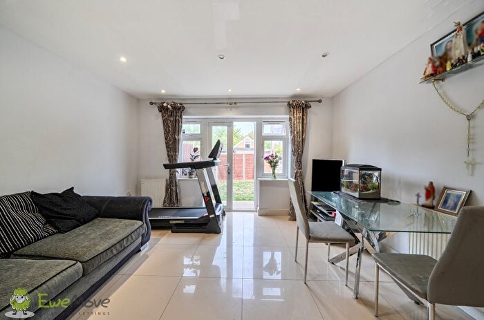 3 Bedroom Semi-Detached House For Sale In Collingwood Road, Sutton, Surrey, SM1