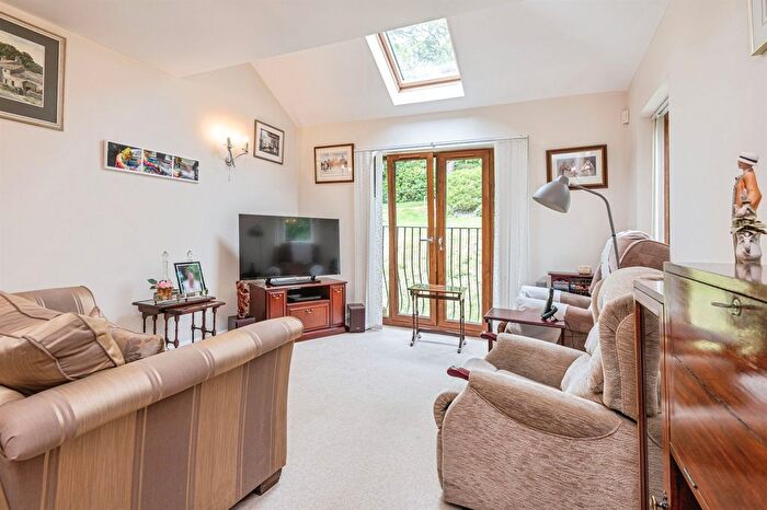2 Bedroom Flat For Sale In Huddersfield Road, Thongsbridge, Holmfirth, HD9
