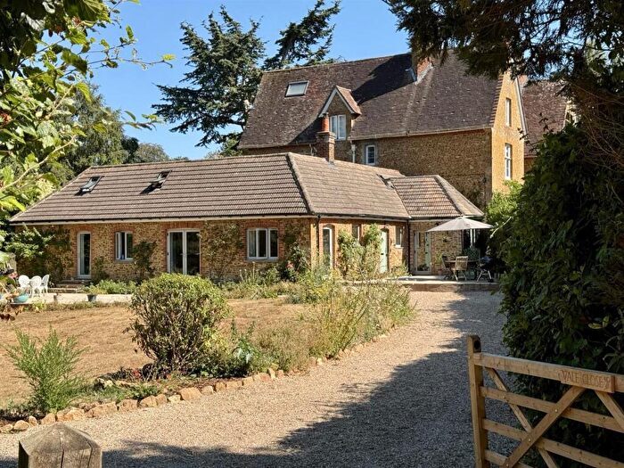 6 Bedroom Semi-Detached Bungalow To Rent In Balchins Lane, Westcott, RH4