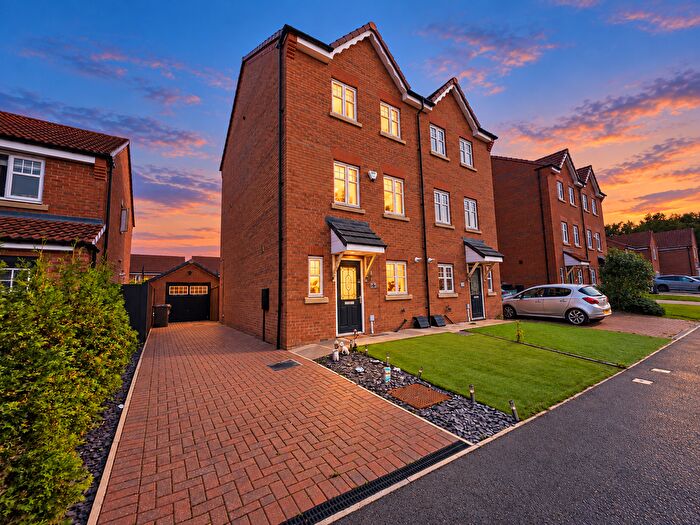 4 Bedroom Town House For Sale In Hawthorne Avenue, Lundwood, Barnsley, S71