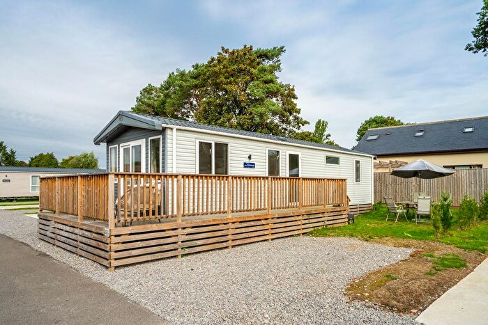2 Bedroom Mobile/park Home For Sale In Hull Road, Wilberfoss, YO41
