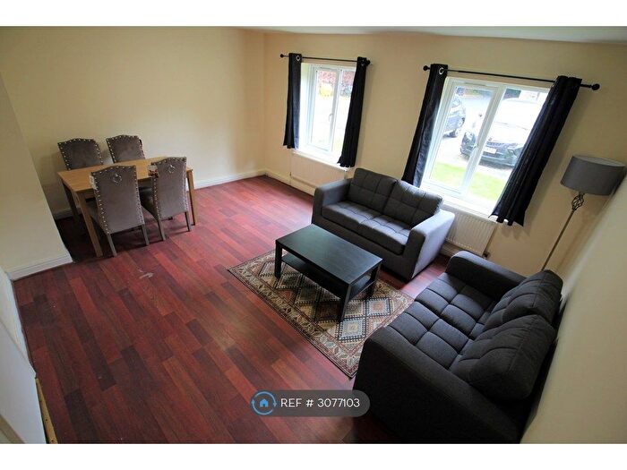 3 Bedroom Flat To Rent In Orchard Lodge, Leeds, LS6