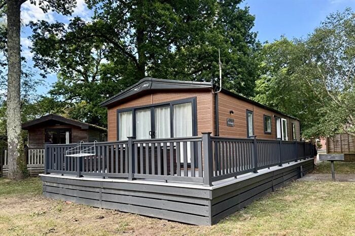 3 Bedroom Mobile/park Home For Sale In Southampton Rd, Fordingbridge, SP6