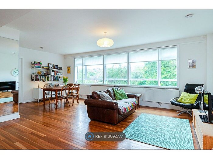 2 Bedroom Flat To Rent In Lowood Court, London, SE19