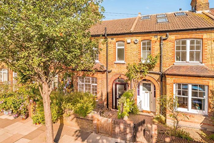 3 Bedroom Property For Sale In Manor Grove, Richmond, TW9