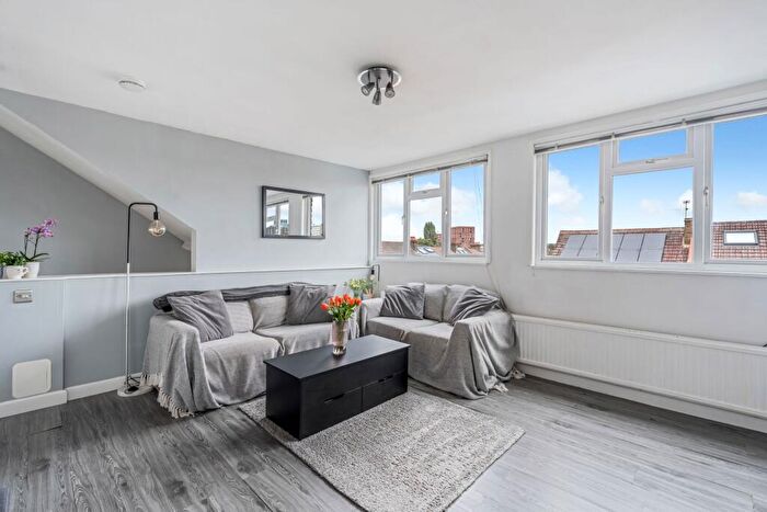 1 Bedroom Apartment For Sale In Strathearn Road, Sutton, SM1
