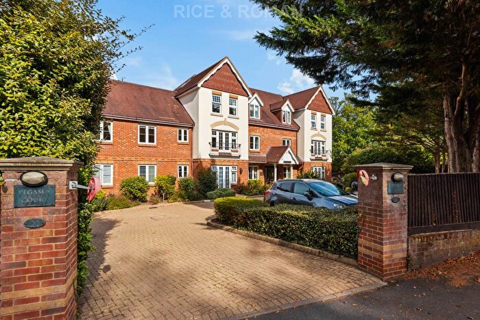 1 Bedroom Flat For Sale In Pegasus Court, Leatherhead, KT22