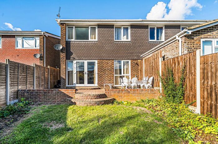 3 Bedroom Semi-Detached House For Sale In Heron Close, Alton, Hampshire, GU34