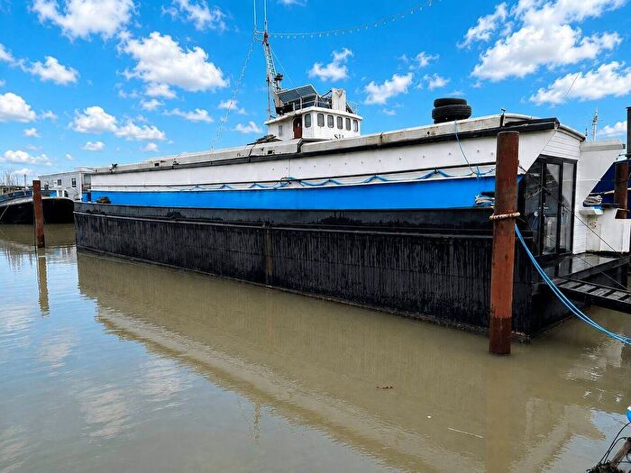 2 Bedroom Houseboat For Sale In Vicarage Lane, Rochester, ME3