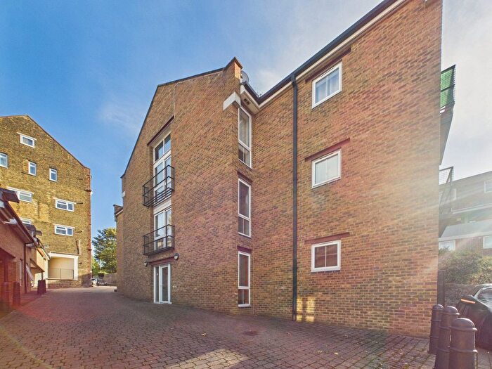 2 Bedroom Flat For Sale In Estuary Reach, Pleasant Row, Gillingham, Kent, ME7