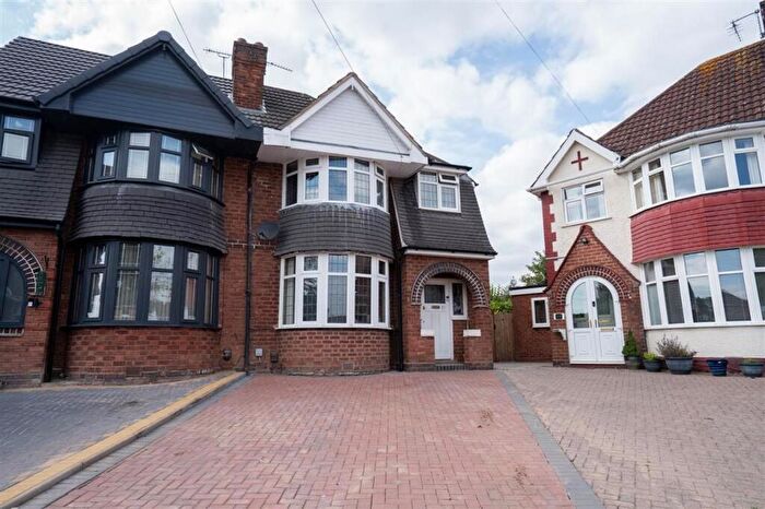 5 Bedroom Semi-Detached House For Sale In Heathmere Avenue, Birmingham, B25
