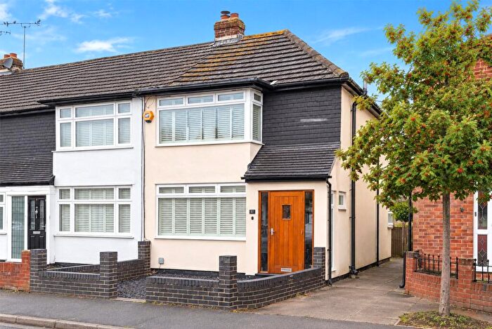 3 Bedroom End Of Terrace House To Rent In Avondale Drive, Loughton, Essex, IG10